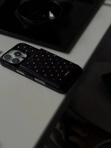 スワロフスキーが装飾された黒いスマートフォンケース