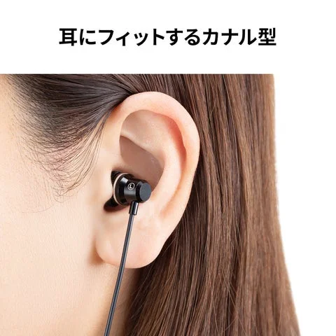 耳に装着されたカナル型イヤホン