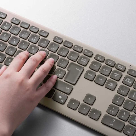 キーボードのテンキー部分を操作している手元