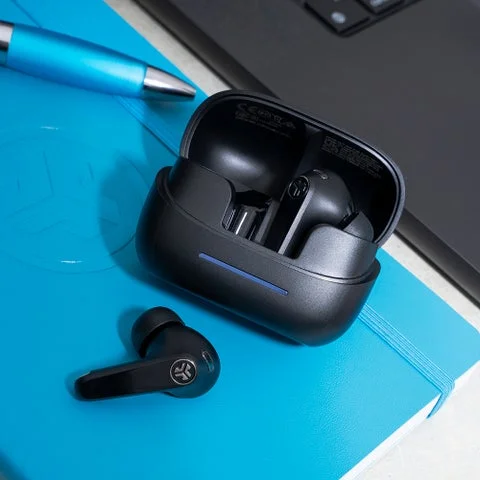充電ケースから取り出されたJBuds Pods ANCイヤホン