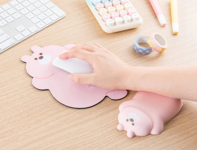 マウス操作時にマウスパッドとリストレストを使用している様子