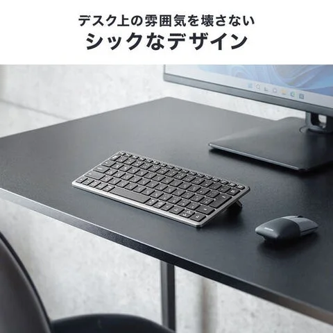 デスクに設置されたガンメタリック×ブラックのキーボード