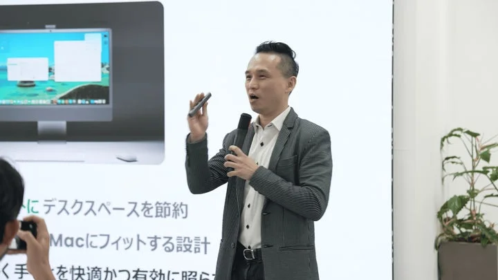 登壇者が新製品の機能について説明している様子。