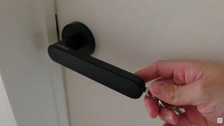 物理キーを使用してChatlock H10を解錠している様子
