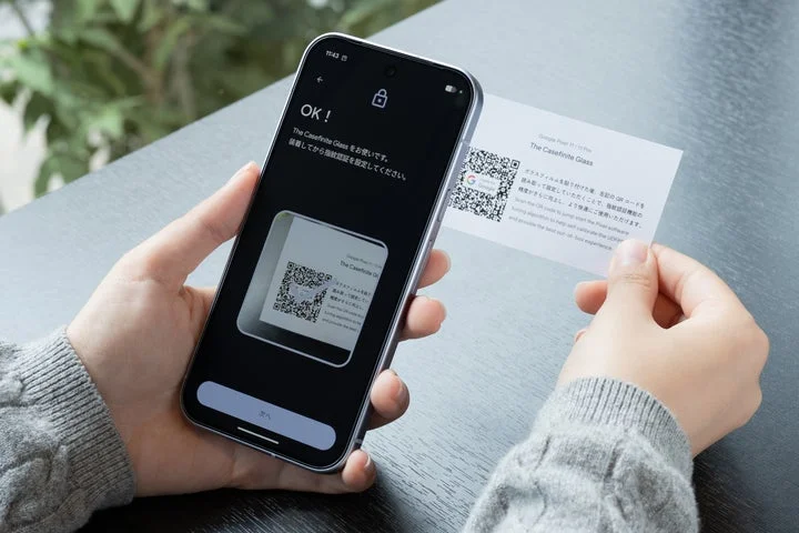 スマホ画面のQRコードを読み取る様子