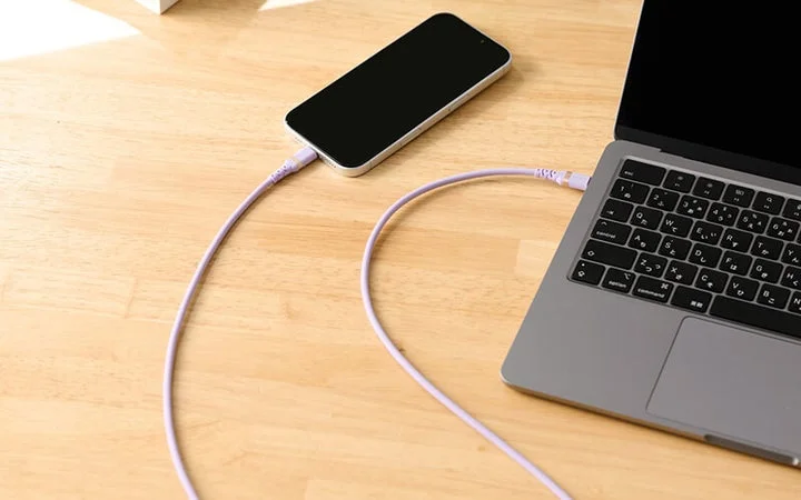 パソコンとスマートフォンを接続してデータ転送している様子