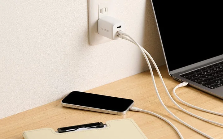 AC充電器に接続された2本のUSB Type-Cケーブル