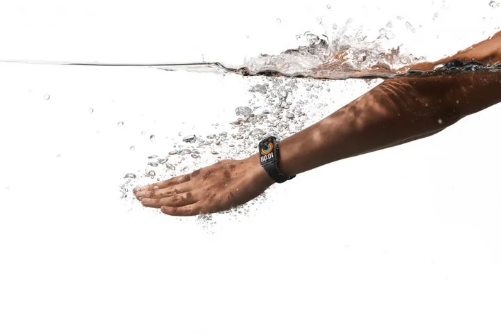 水中でXiaomi Smart Band 11 Activeを着用している腕