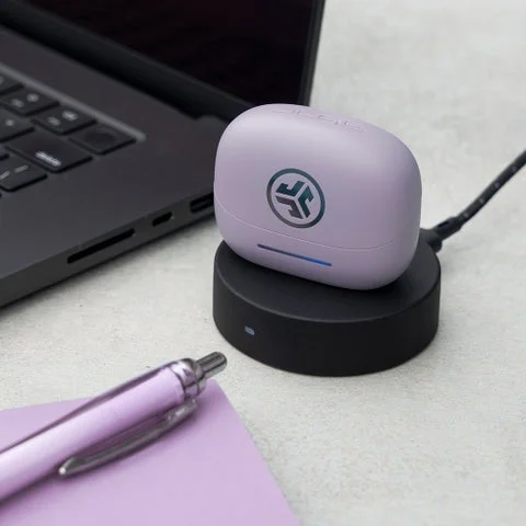 ワイヤレス充電中のJBuds Pods ANC充電ケース