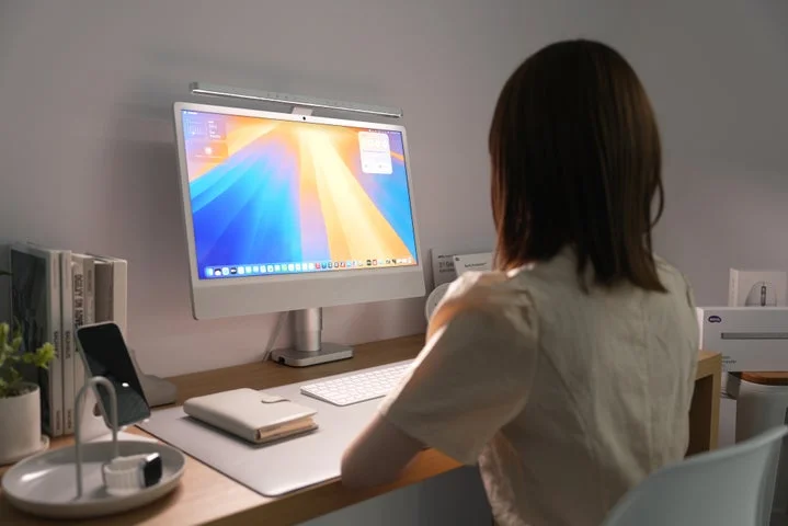 来場者がデスクでiScreenBarを体験している様子。