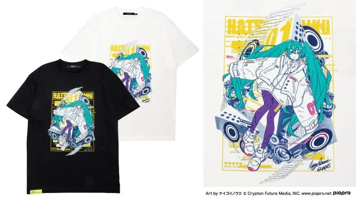 初音ミクのイラストがプリントされた白と黒のTシャツ