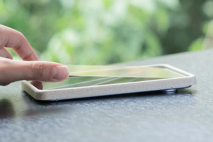 スマホにガラスフィルムを貼り付ける様子