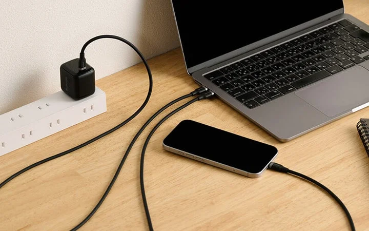 ノートPCとスマートフォンを同時に充電する様子