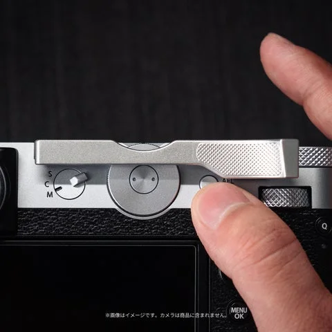 FUJIFILM GFX100RFに装着されたサムレストの操作状況