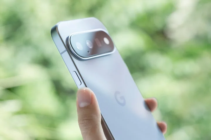 カメラレンズ用強化ガラスフィルムを装着したスマホ背面