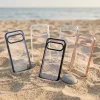 砂浜に並べられたカラフルなクリアケース5色