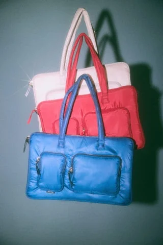 持ち手が重なったnavy、red、grayのAlpha school