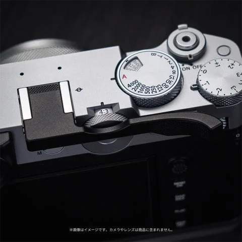 FUJIFILM GFX100RFに装着されたサムレストの背面ビュー