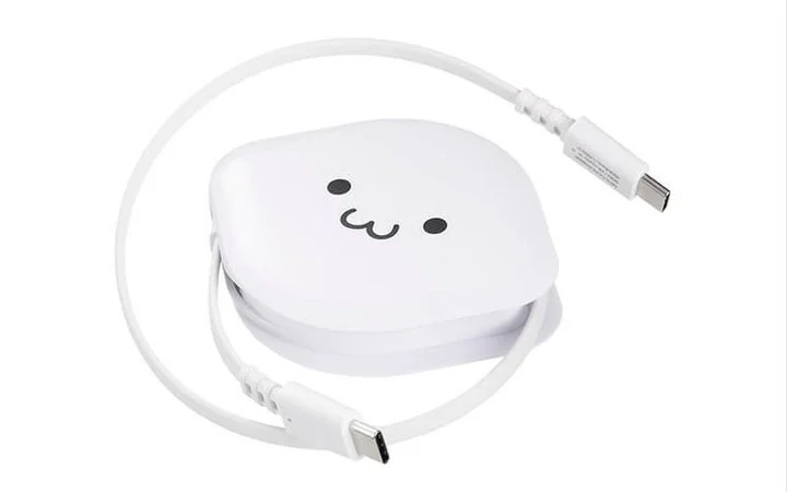しろちゃんカラーの巻き取り式ケーブル