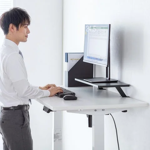 人物が横幅600mmタイプを使用している様子