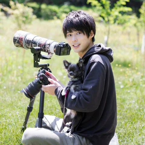 カメラと犬を抱える写真愛好家・ゆ〜とび氏
