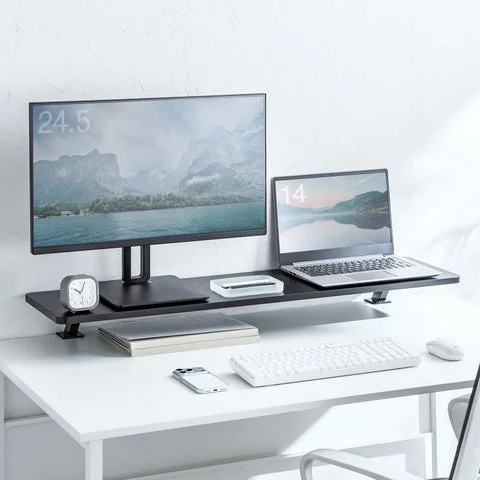 横幅1000mmタイプにモニターとノートPCを置いた様子