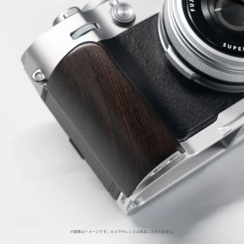 FUJIFILM X100VI用ウッドグリップ一体型ベースプレートの装着状態