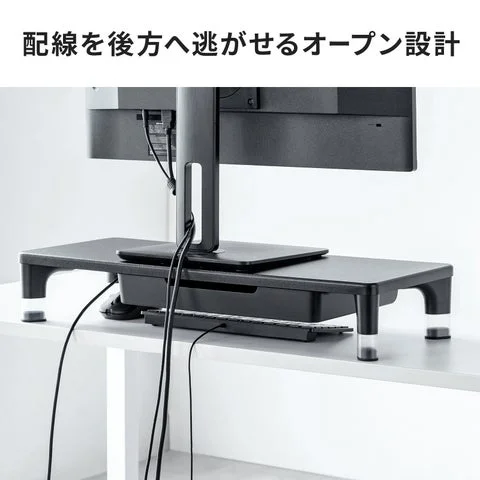 モニター台の背面からケーブルを逃がしている様子