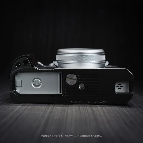 FUJIFILM X100VI用ウッドグリップ一体型ベースプレートの底面