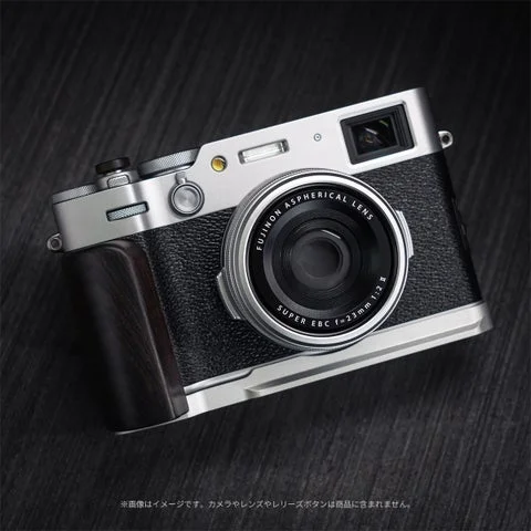 FUJIFILM X100VIにウッドグリップ一体型ベースプレートを装着した全体像