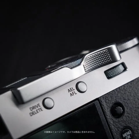 FUJIFILM X100VIに装着されたサムレストの上面詳細