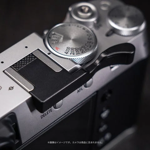 FUJIFILM X100VIに装着されたサムレストの背面ビュー