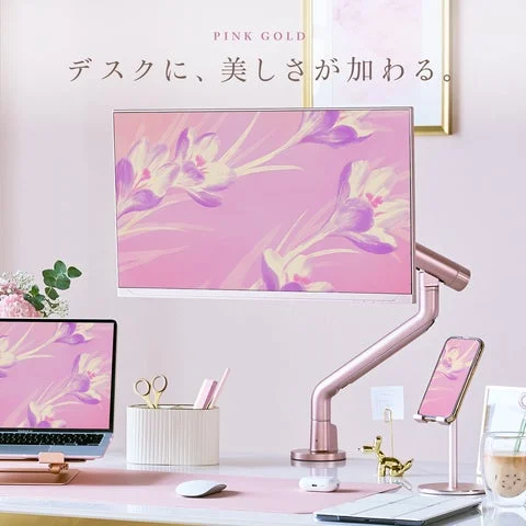 ピンクゴールドのモニターアームが設置されたデスクの全体像