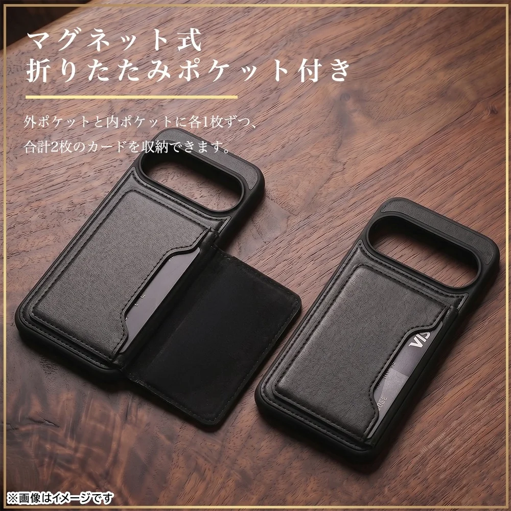 ポケットにカードを収納している様子