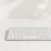 デスクに置かれた薄型キーボードとマグカップ