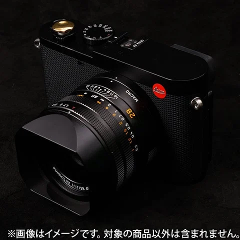 カメラに装着された真鍮色の小丸ソフトレリーズボタンのアップ