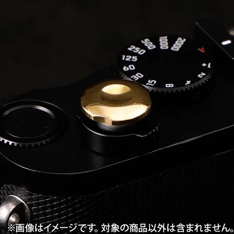 装着された真鍮色の小丸ソフトレリーズボタン