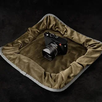 カメラを包み込む前の広げた状態のYOSEMITE DIMROLL BAG M