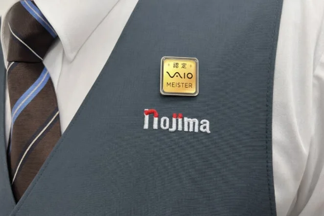 VAIOマイスターの認定バッジを胸元につけた販売員の制服