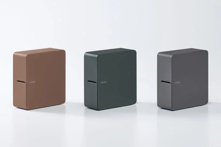 アンバーブラウン、ティールグリーン、スレートグレーの3色のテプラ本体が並ぶ様子