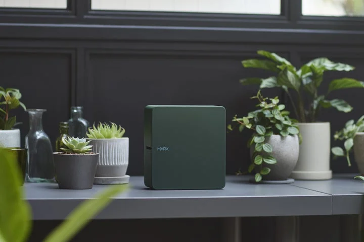 ティールグリーンのテプラPRO MARK SR-MK2が植物のそばに置かれている様子