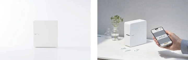 ミストホワイトのテプラ本体とスマホでラベル作成している様子