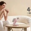 女性がカフェでRORRY AuraDockを使用してiPhone、Apple Watch、AirPo