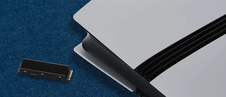 PS5本体の横に置かれたNEM-PAD SSD