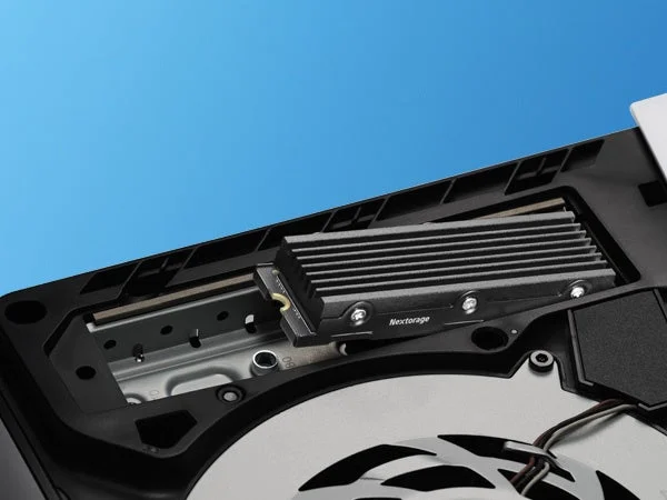 PS5の内部スロットに装着されたNEM-PAD SSD