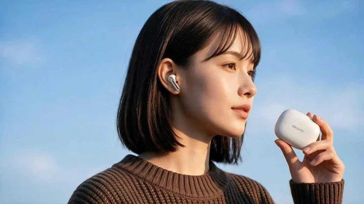Aikonic EarNoteを装着した女性が充電ケースを持っている様子