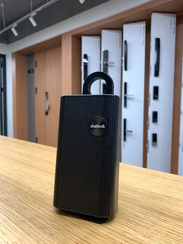 ChatLock K10の製品本体正面。ブランドロゴが中央に配置された縦型の黒いキーボックス。