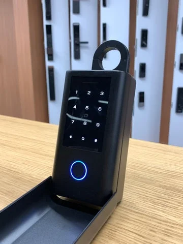 ChatLock K10の解錠パネル部分。数字キーと指紋認証センサーが点灯している状態。