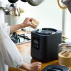 家庭用精米機「i-rice」に玄米を投入する様子
