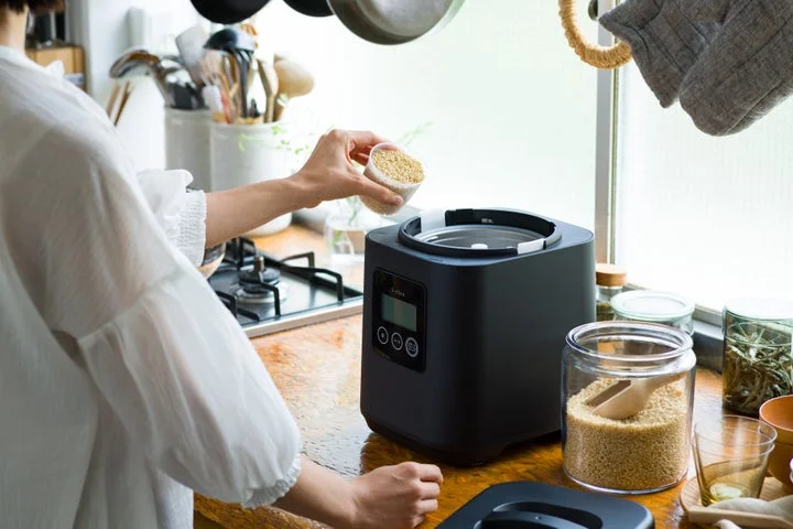 家庭用精米機「i-rice」に玄米を投入する様子